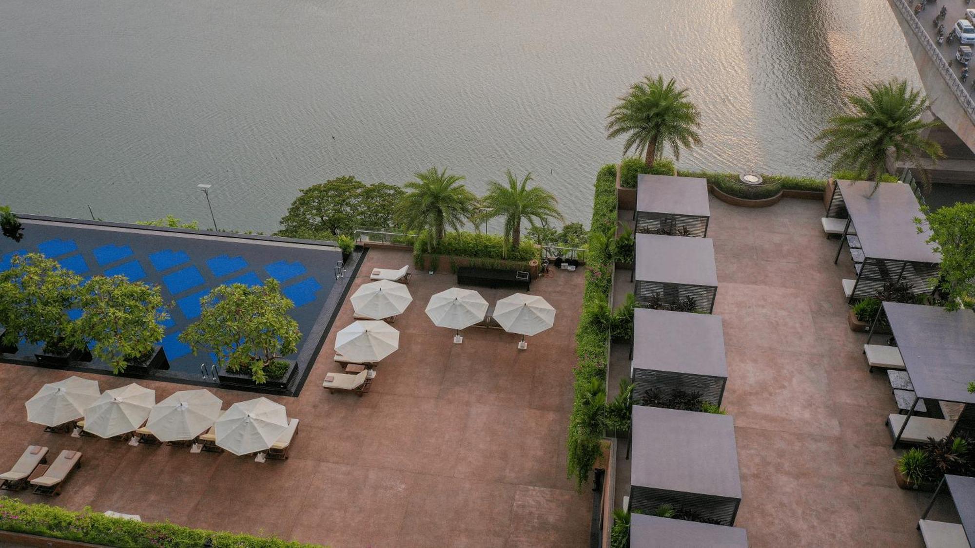 Sun & Moon, Riverside Hotel Phnom Penh Exterior photo