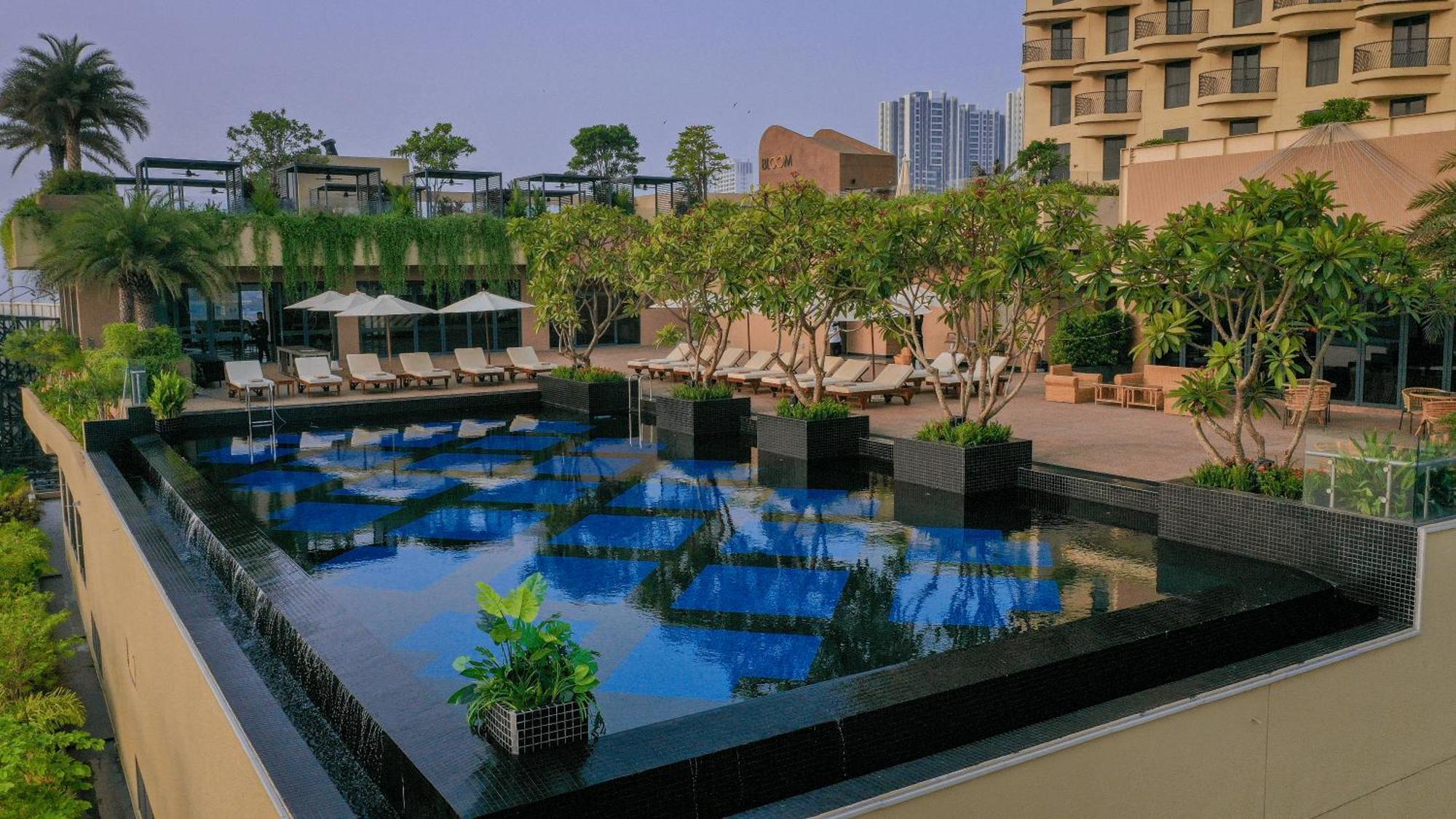 Sun & Moon, Riverside Hotel Phnom Penh Exterior photo