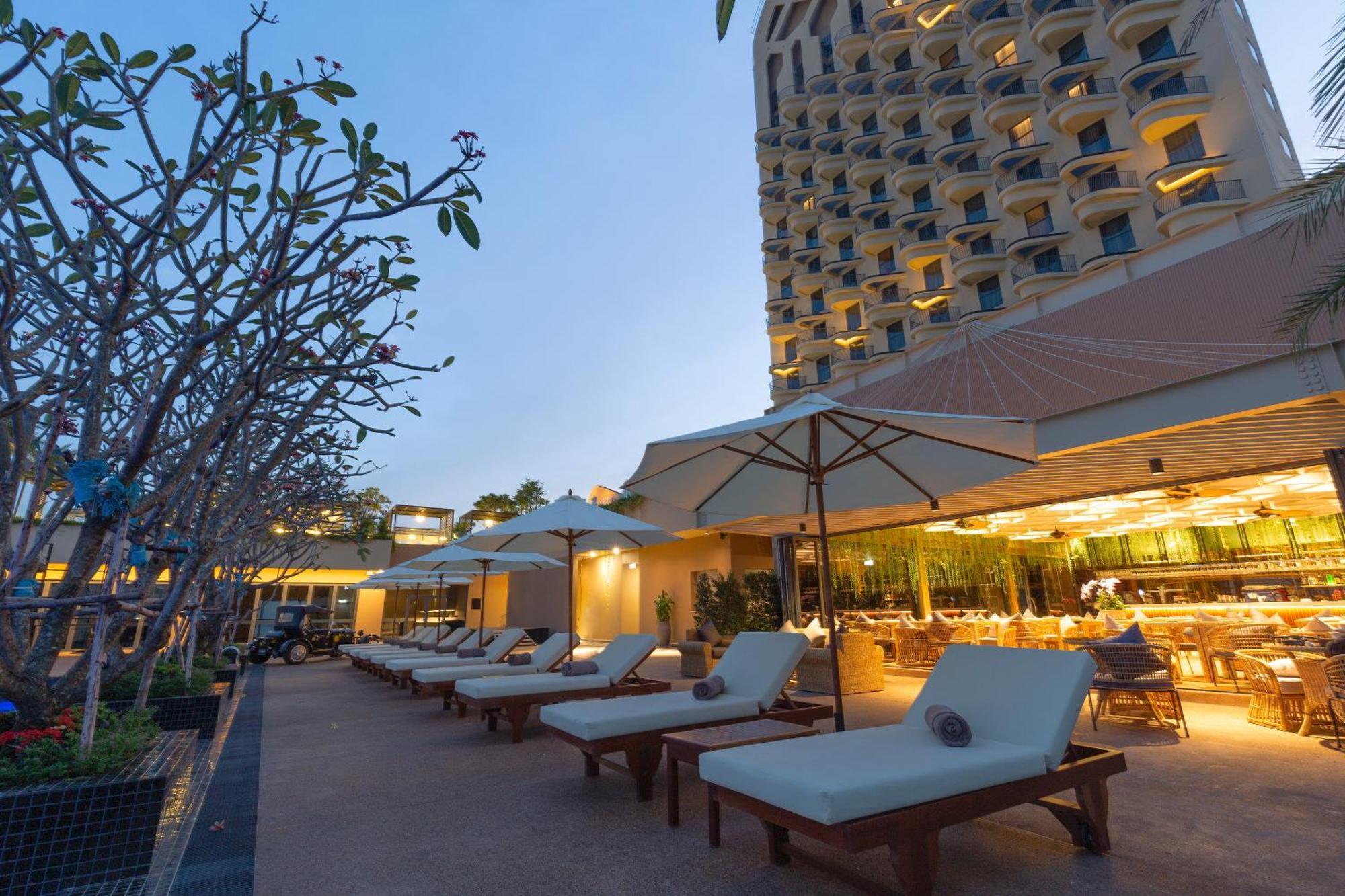 Sun & Moon, Riverside Hotel Phnom Penh Exterior photo