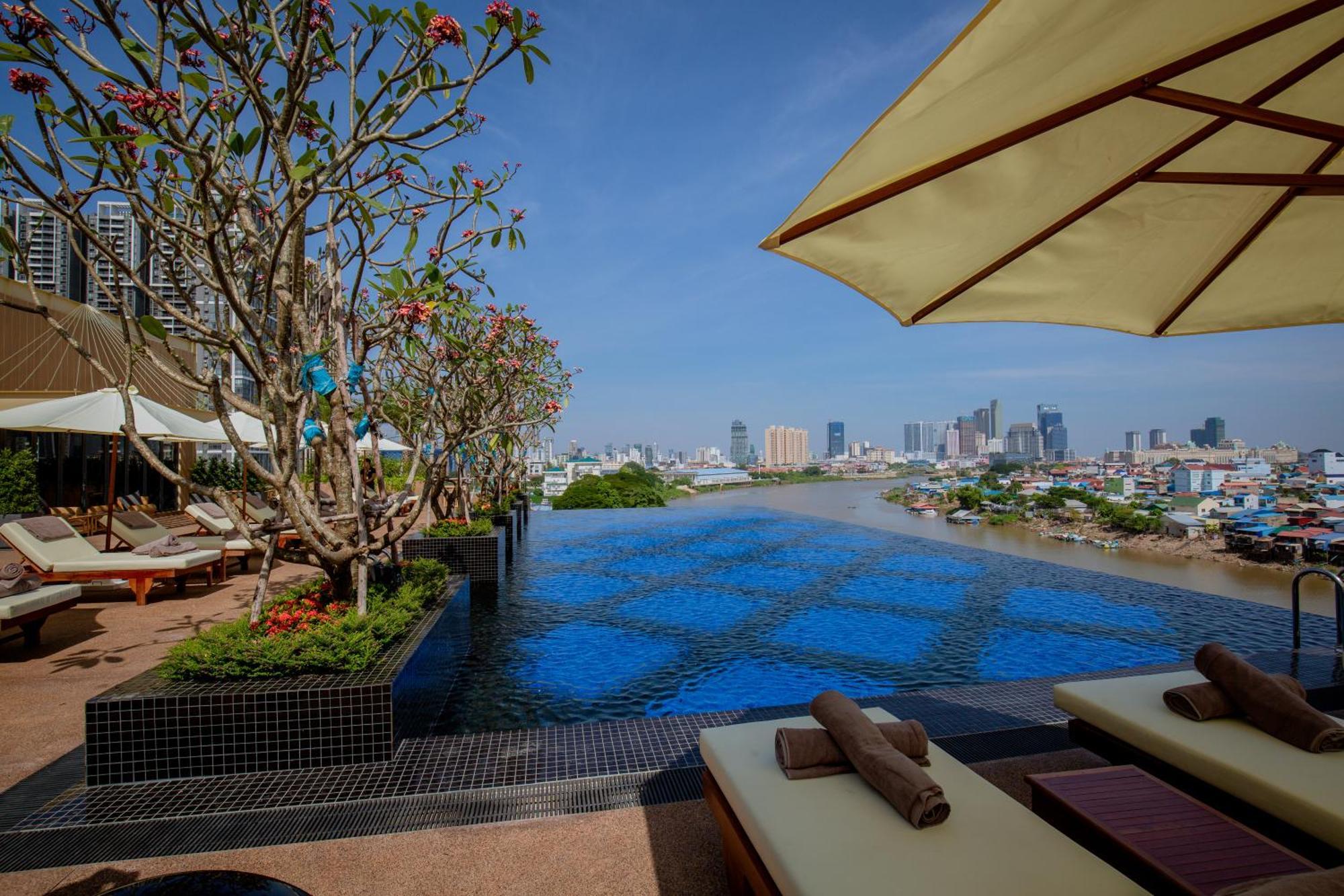 Sun & Moon, Riverside Hotel Phnom Penh Exterior photo