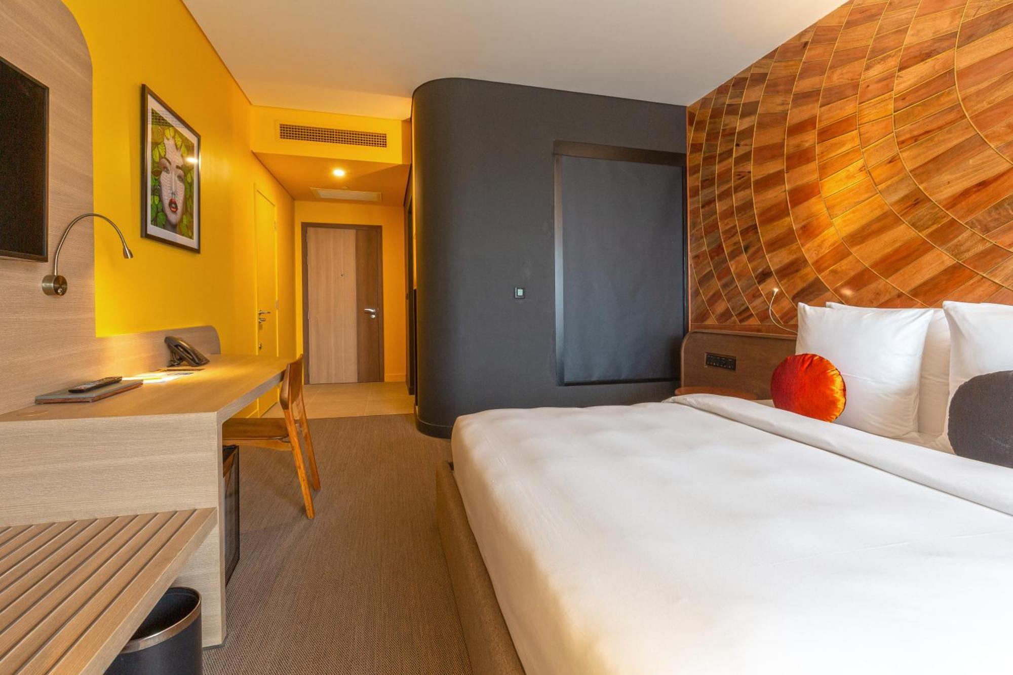 Sun & Moon, Riverside Hotel Phnom Penh Exterior photo