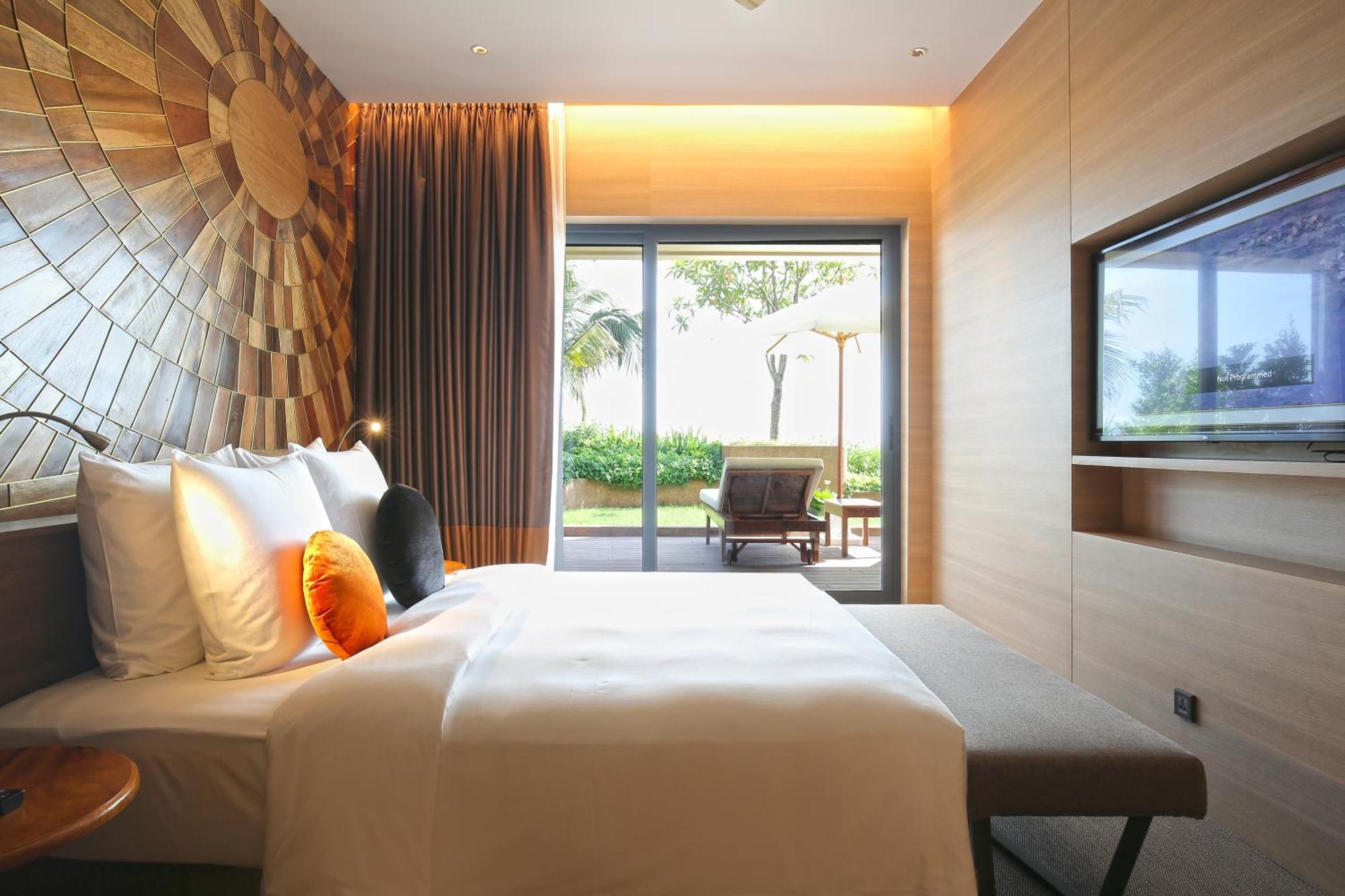 Sun & Moon, Riverside Hotel Phnom Penh Exterior photo