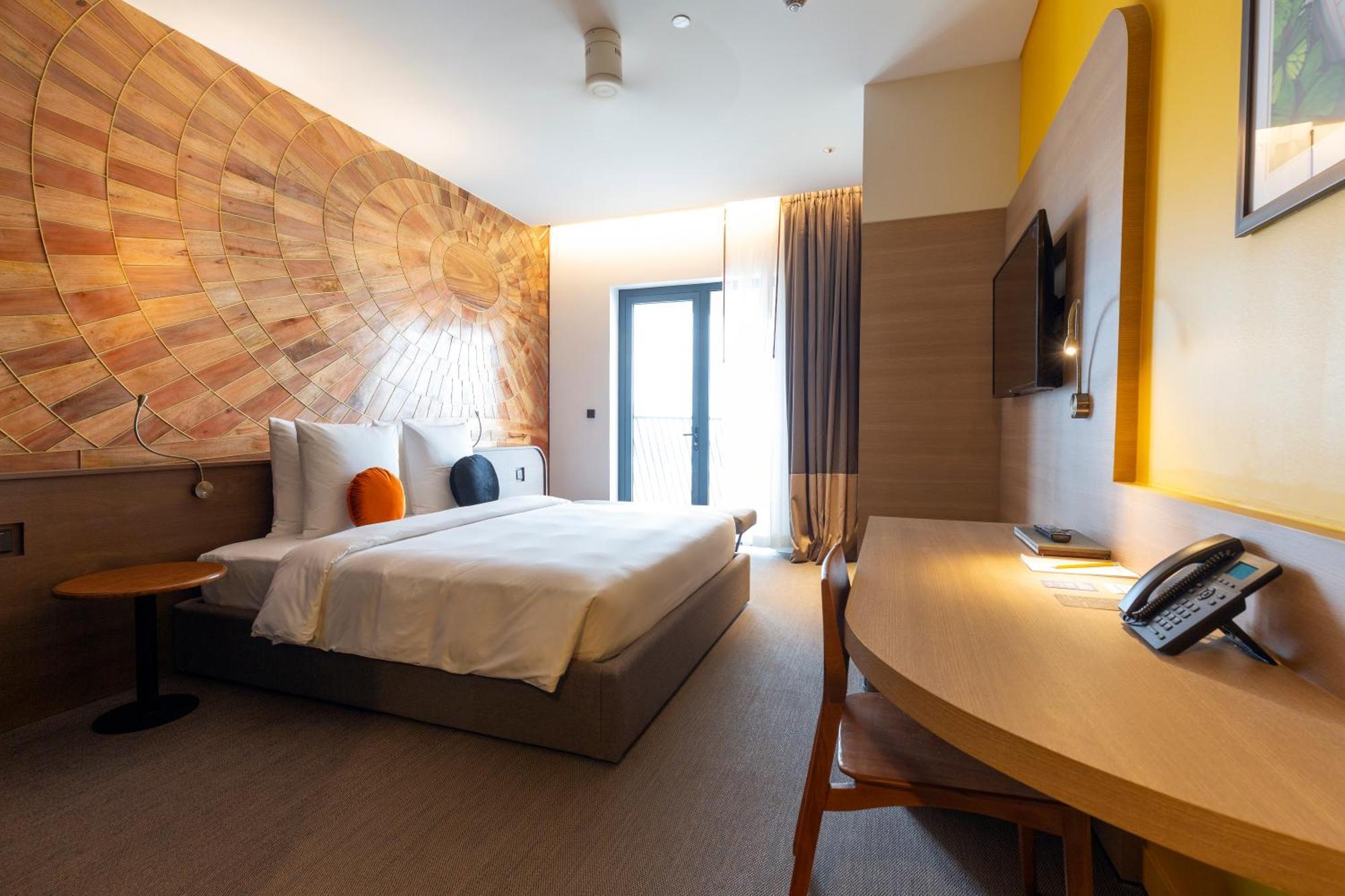 Sun & Moon, Riverside Hotel Phnom Penh Exterior photo