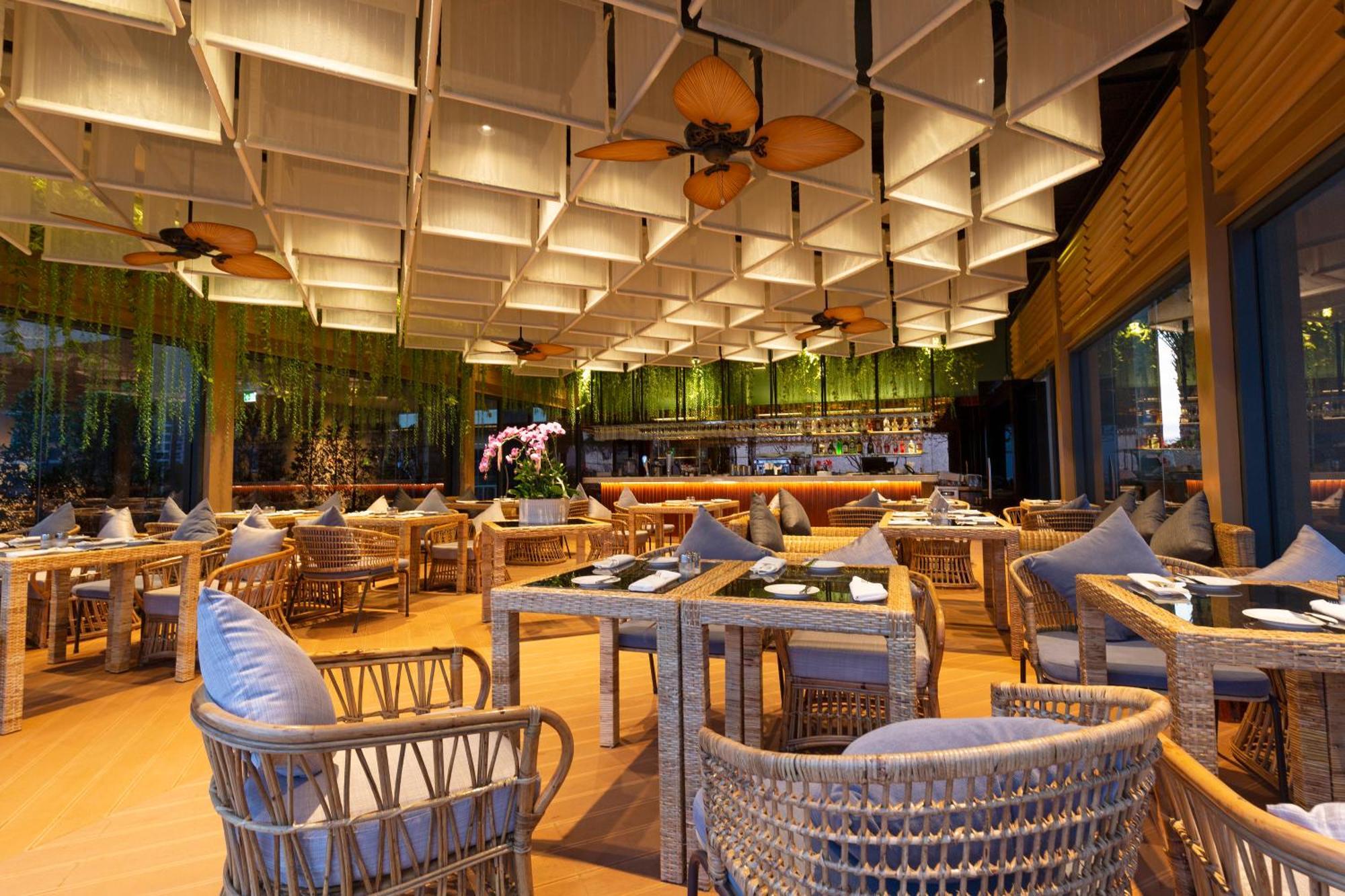 Sun & Moon, Riverside Hotel Phnom Penh Exterior photo