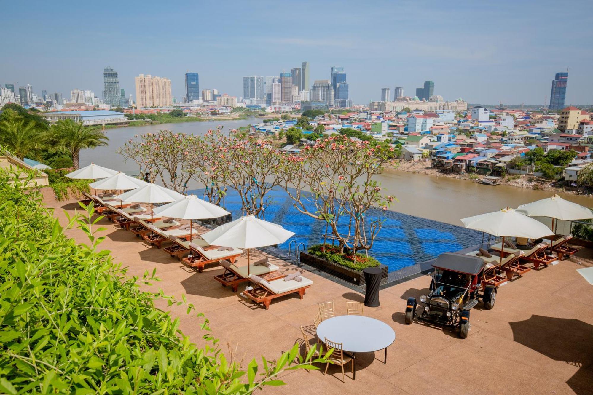 Sun & Moon, Riverside Hotel Phnom Penh Exterior photo