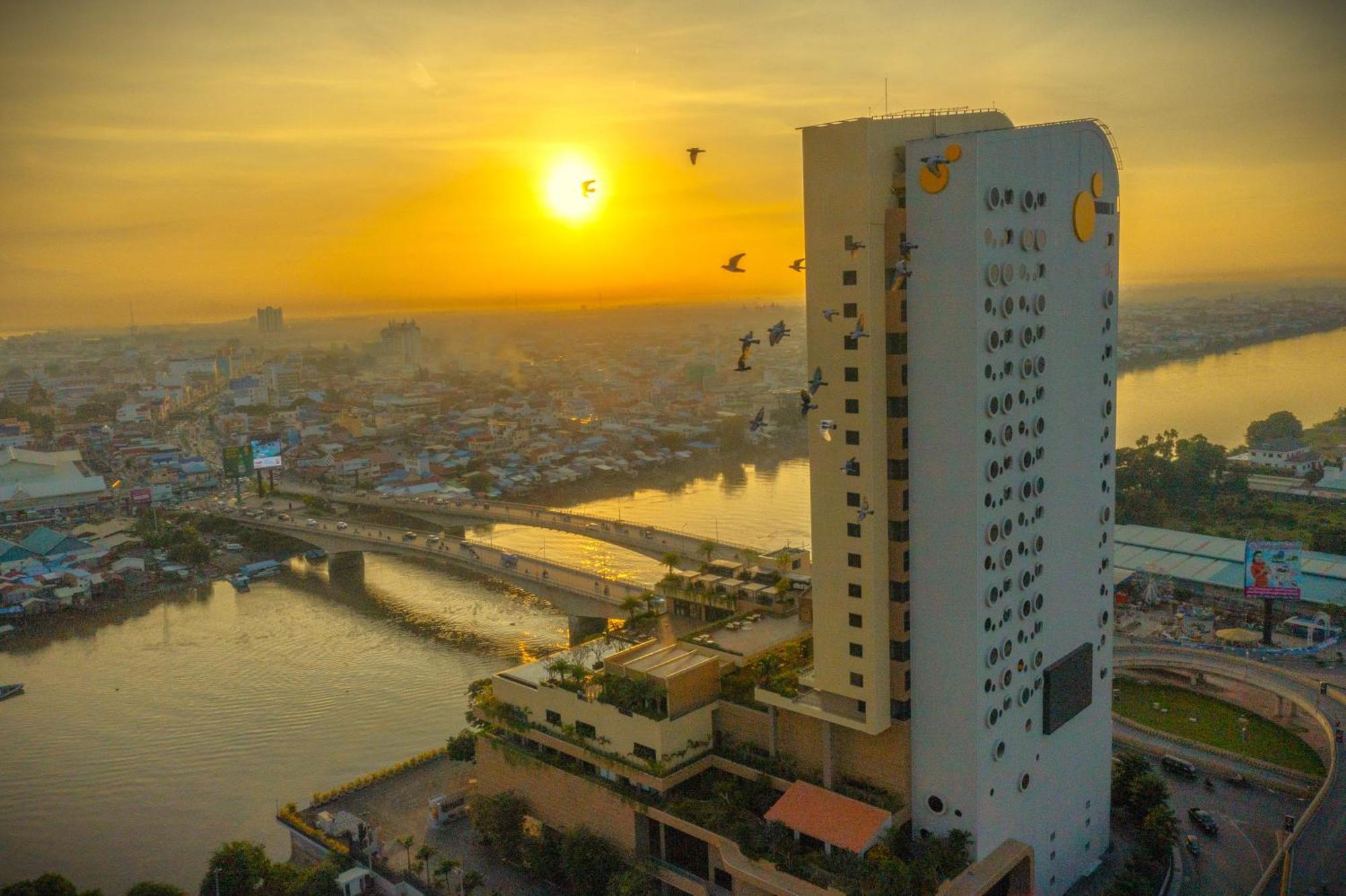 Sun & Moon, Riverside Hotel Phnom Penh Exterior photo