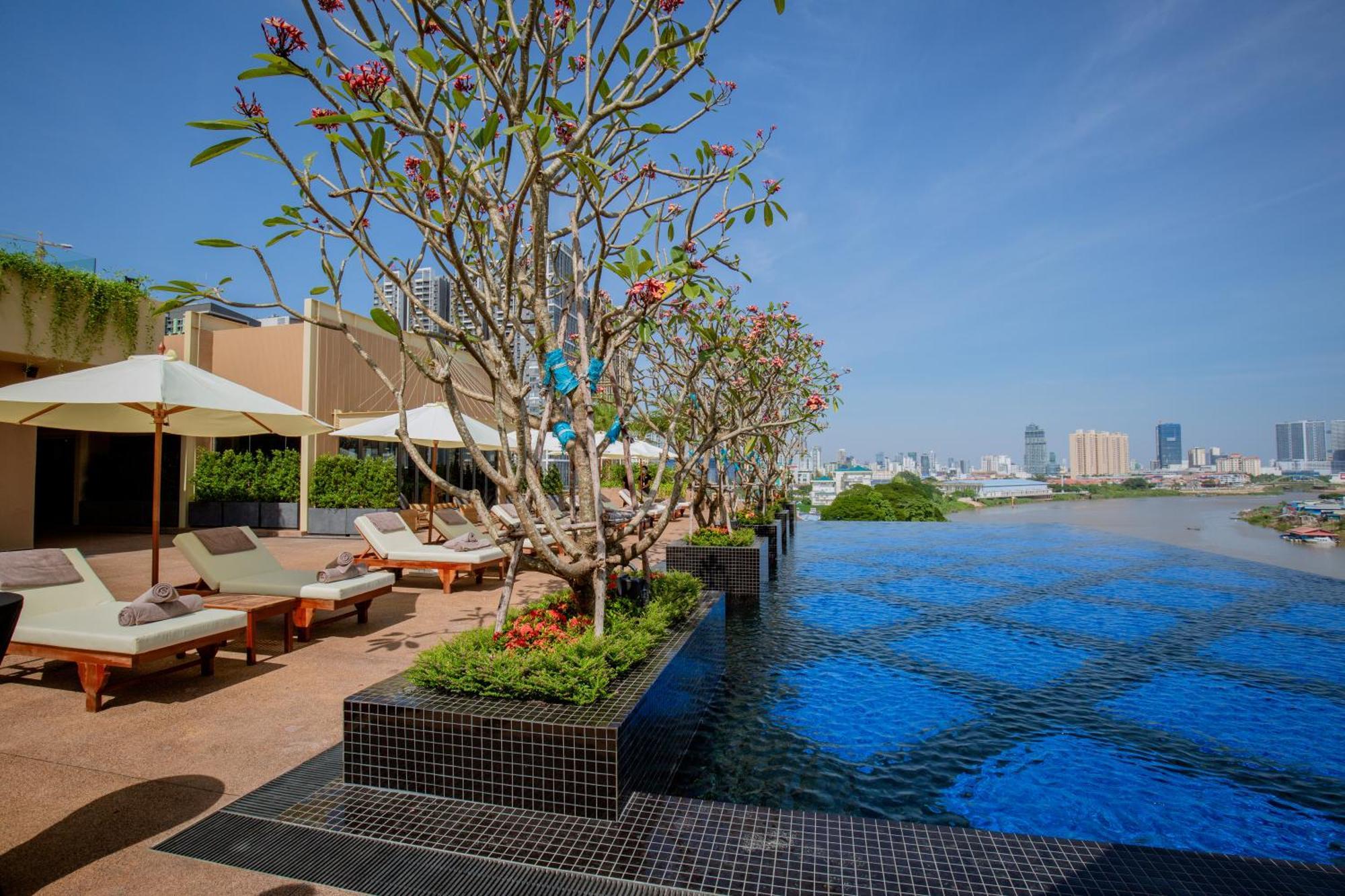 Sun & Moon, Riverside Hotel Phnom Penh Exterior photo