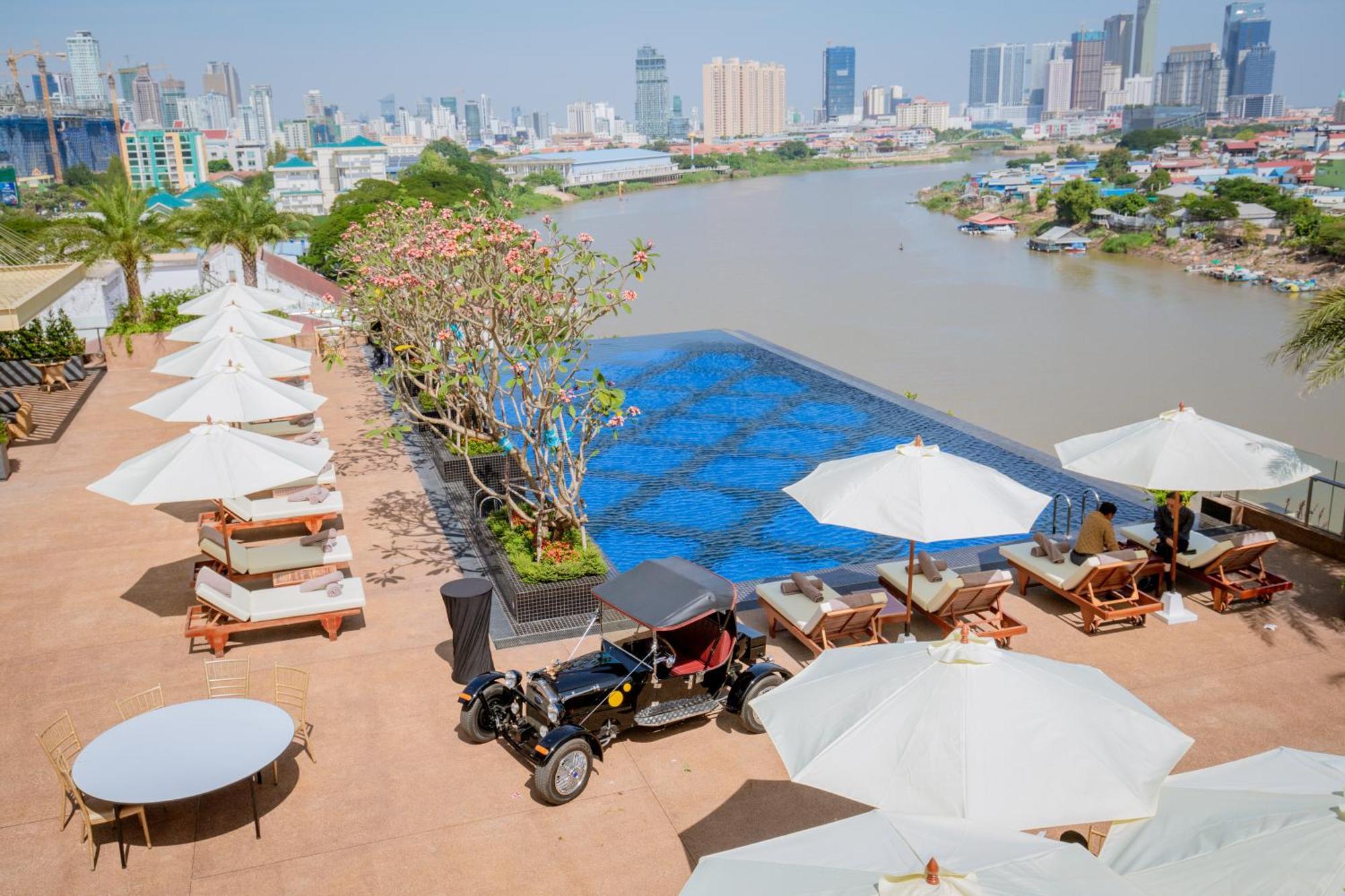 Sun & Moon, Riverside Hotel Phnom Penh Exterior photo