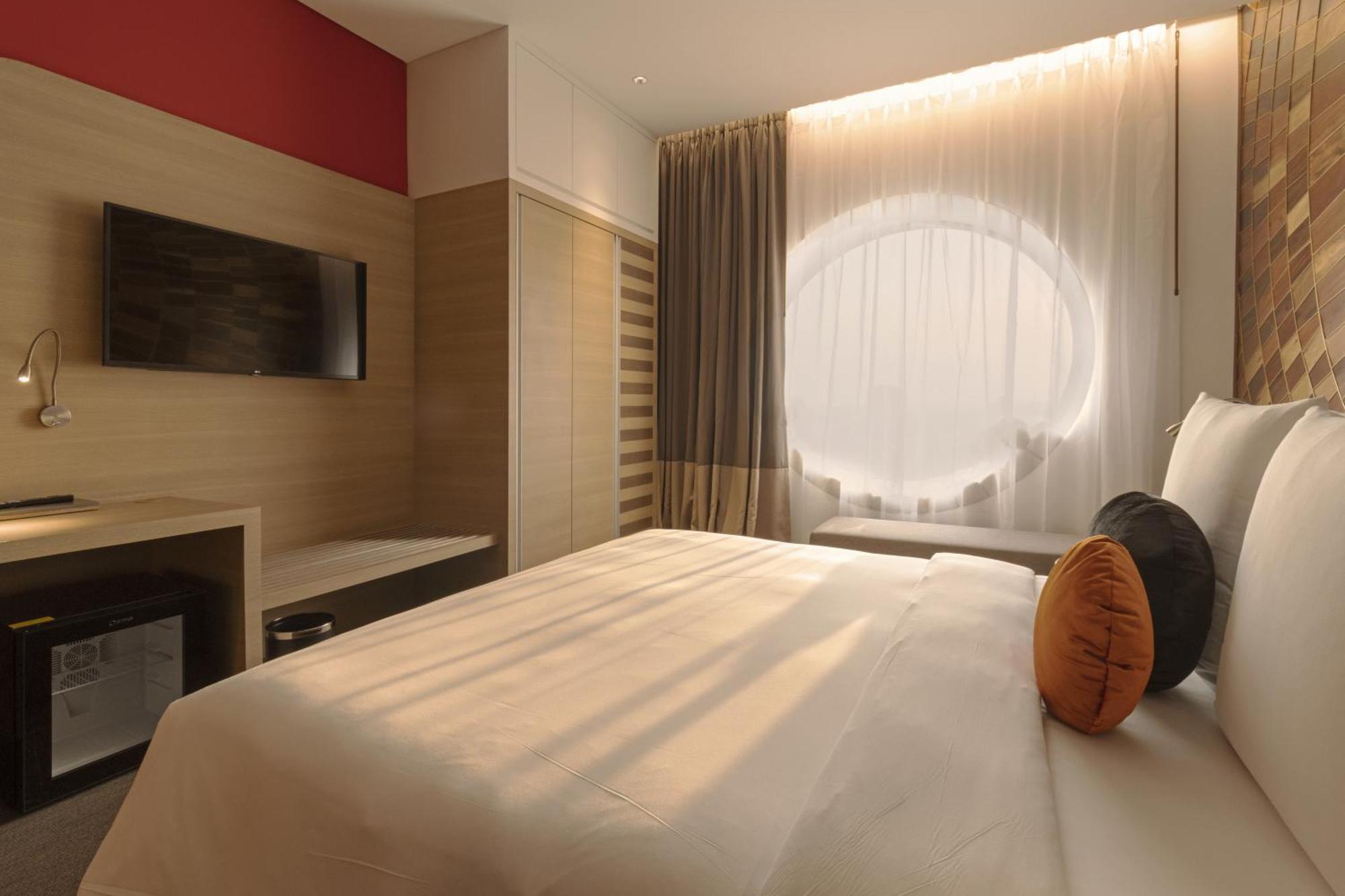 Sun & Moon, Riverside Hotel Phnom Penh Exterior photo