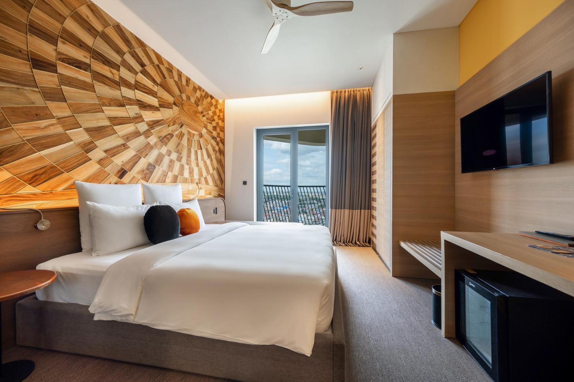 Sun & Moon, Riverside Hotel Phnom Penh Exterior photo