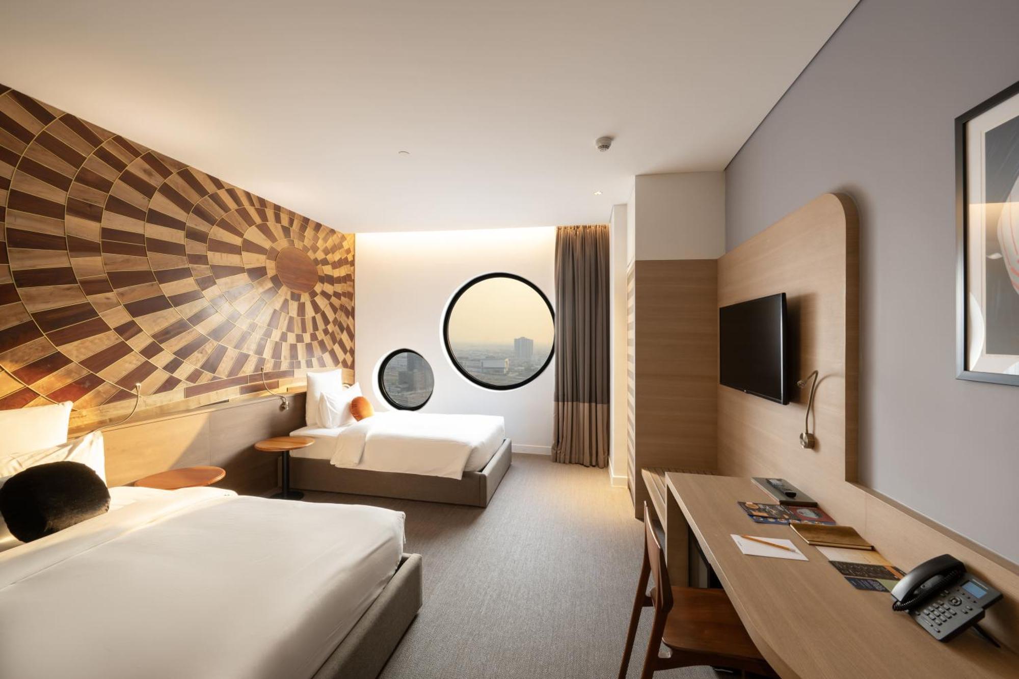 Sun & Moon, Riverside Hotel Phnom Penh Exterior photo