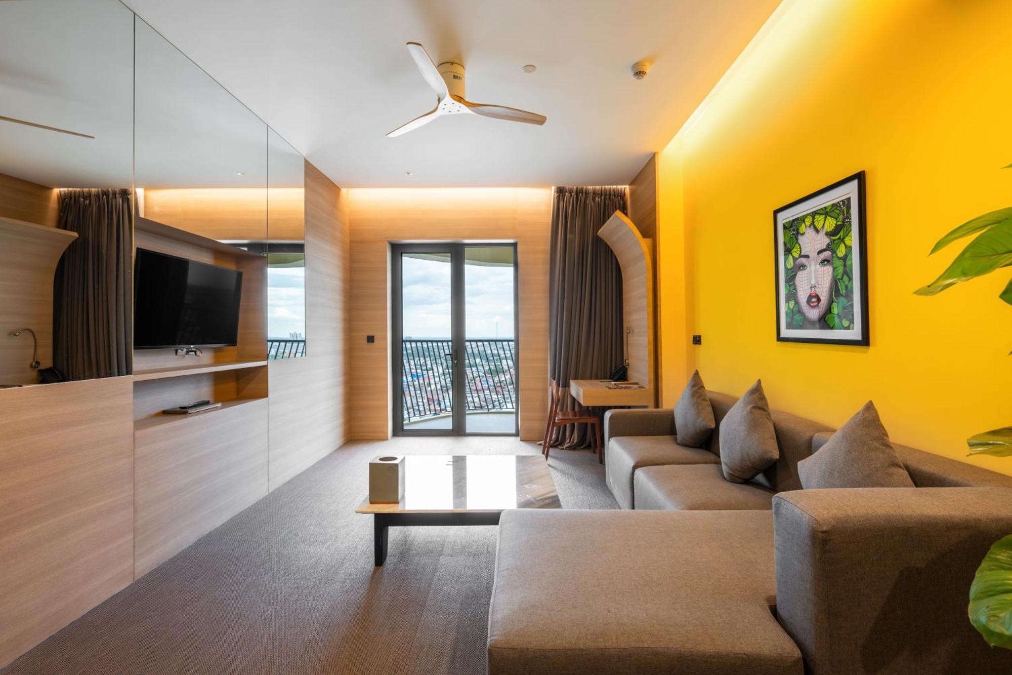 Sun & Moon, Riverside Hotel Phnom Penh Exterior photo