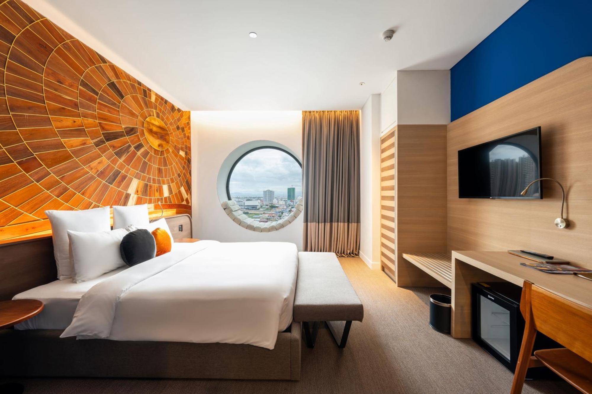 Sun & Moon, Riverside Hotel Phnom Penh Exterior photo
