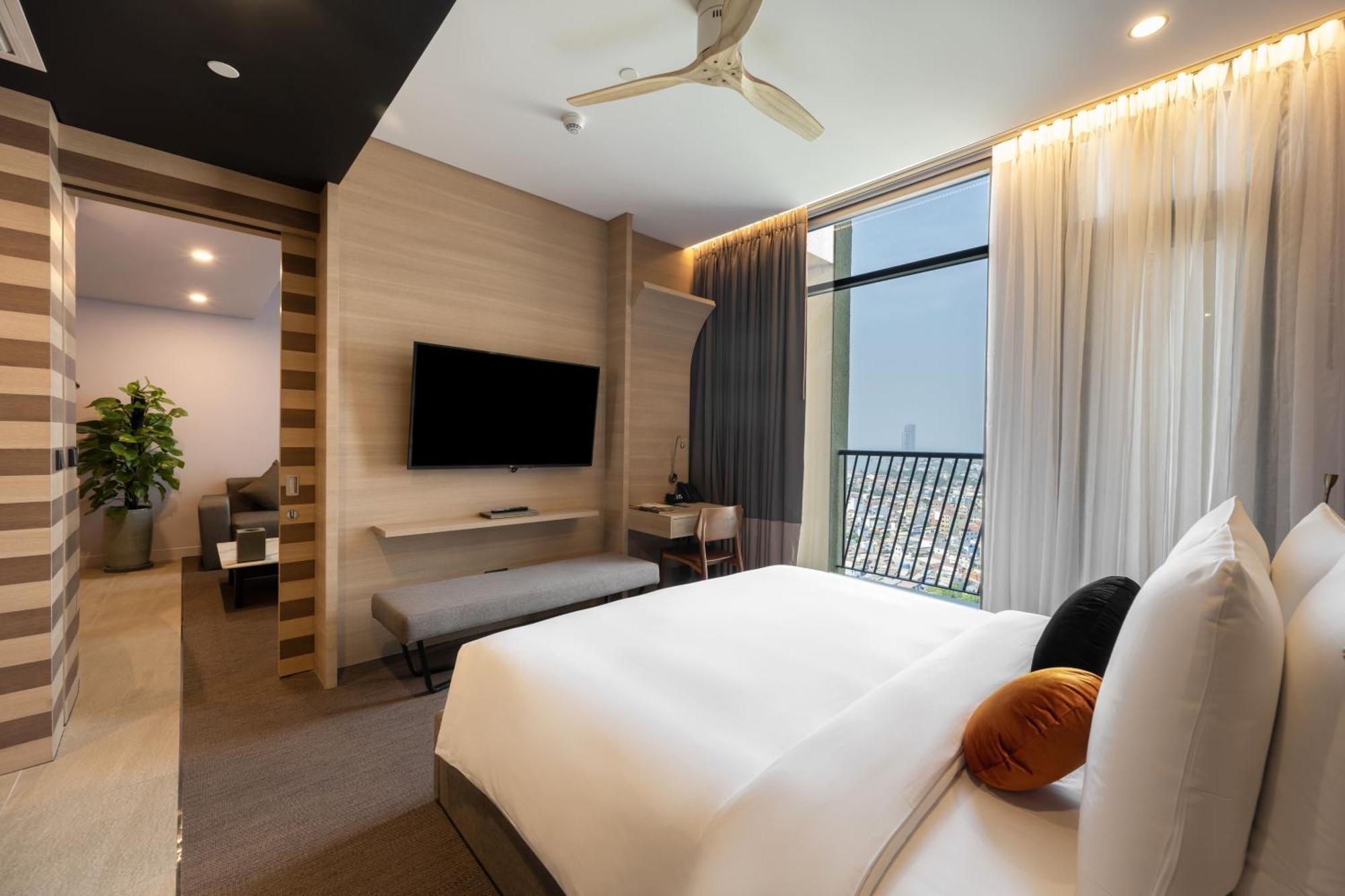 Sun & Moon, Riverside Hotel Phnom Penh Exterior photo