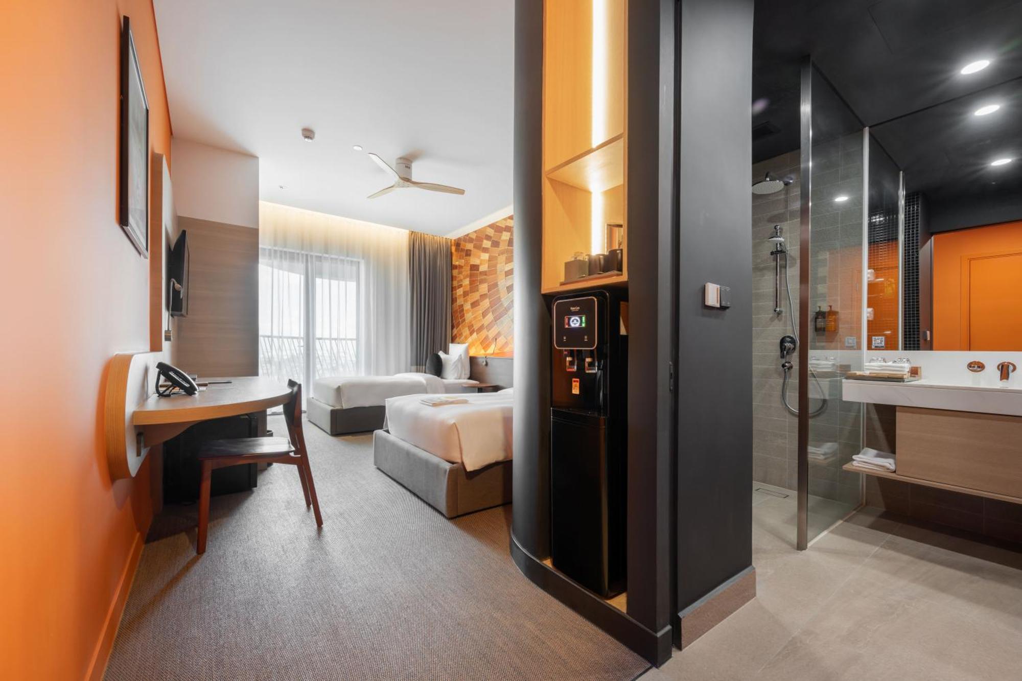 Sun & Moon, Riverside Hotel Phnom Penh Exterior photo