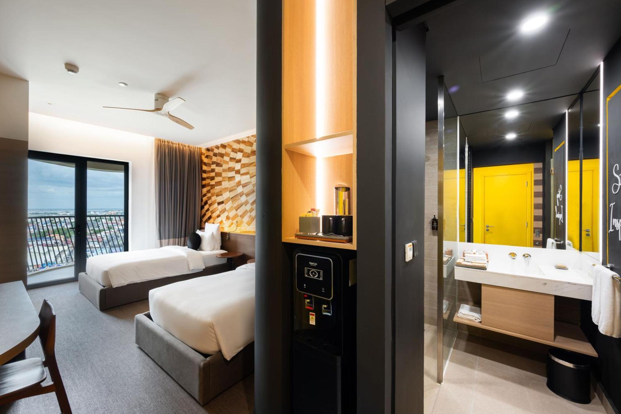 Sun & Moon, Riverside Hotel Phnom Penh Exterior photo