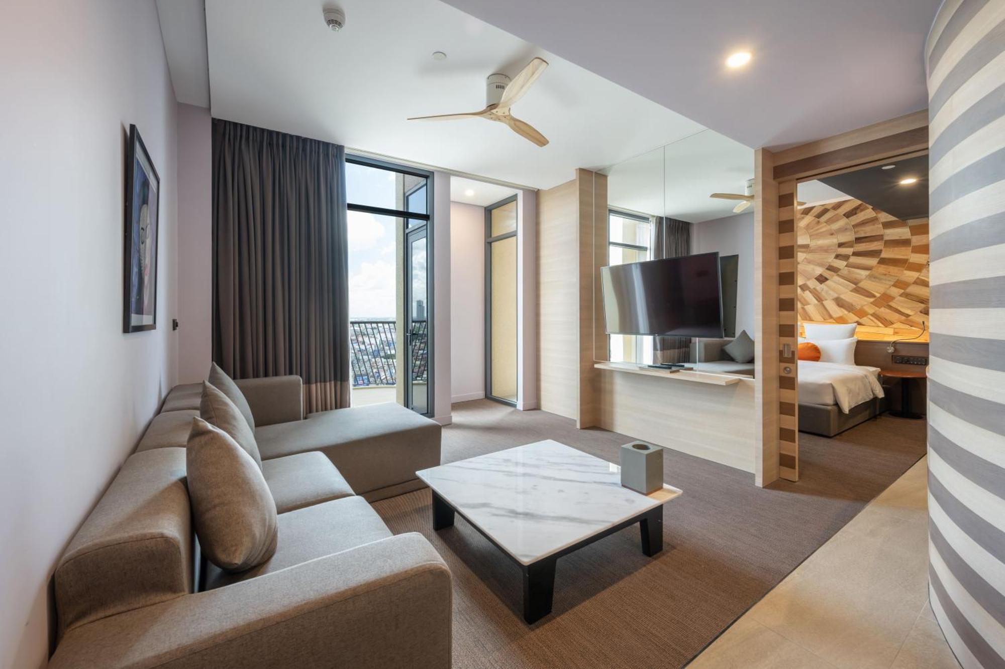 Sun & Moon, Riverside Hotel Phnom Penh Exterior photo