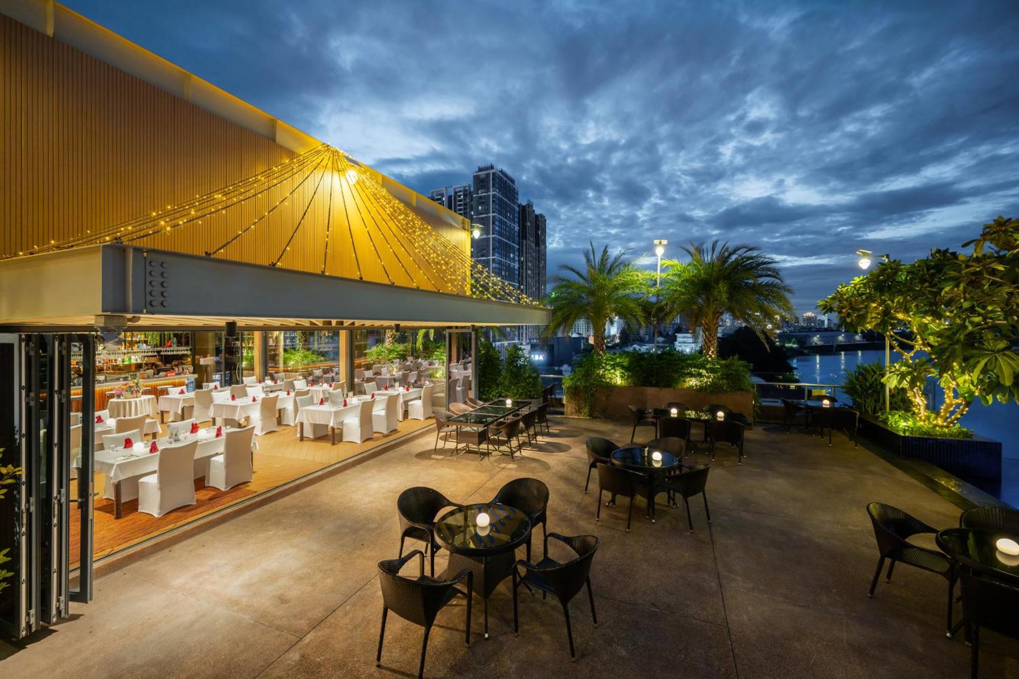 Sun & Moon, Riverside Hotel Phnom Penh Exterior photo