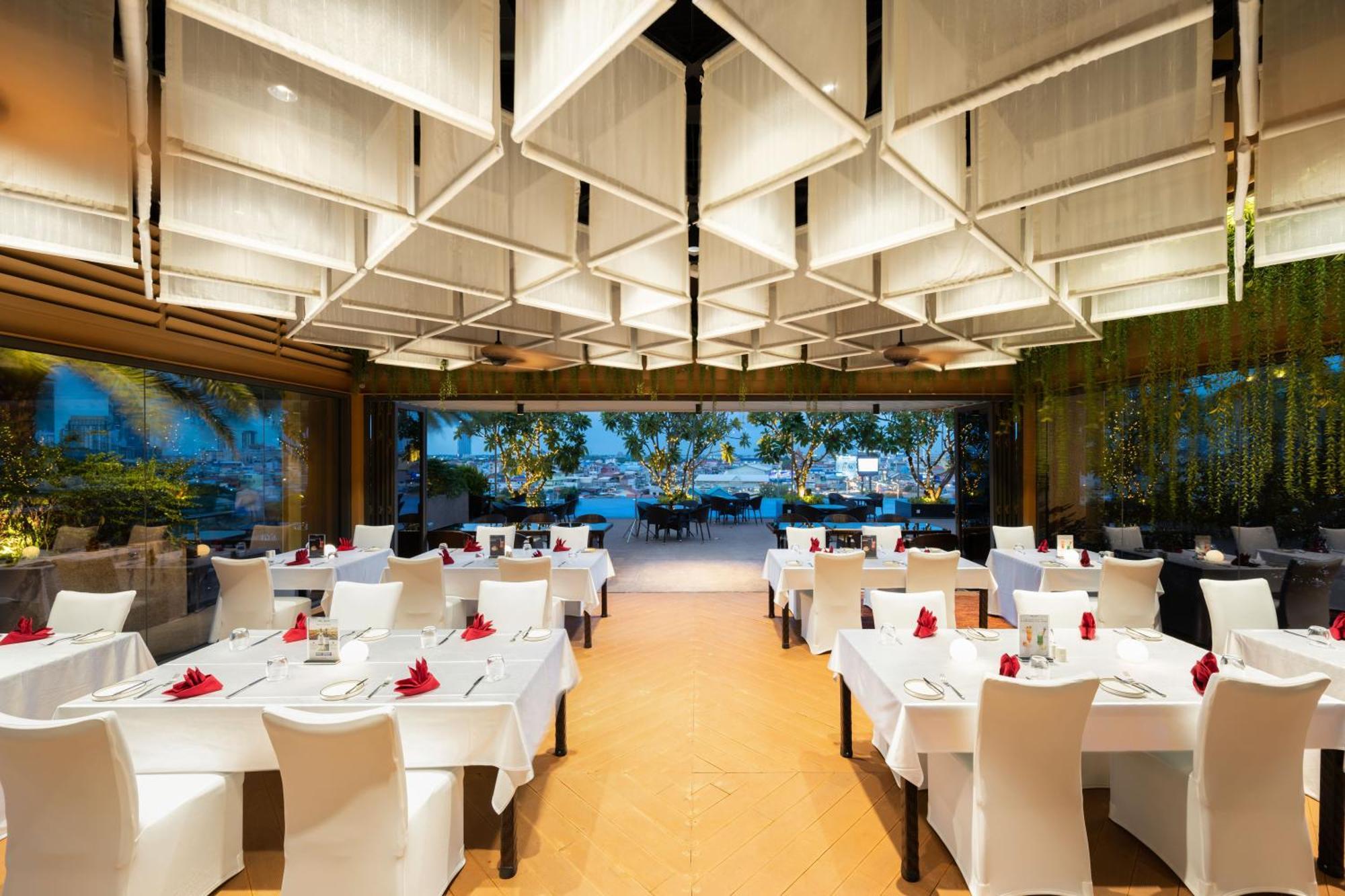 Sun & Moon, Riverside Hotel Phnom Penh Exterior photo